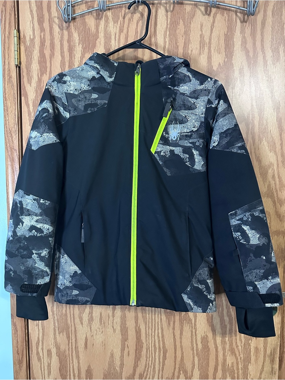 Spyder Water Resistant Black Camo Kids Ski Jacket with Neon Green Zip Size 10